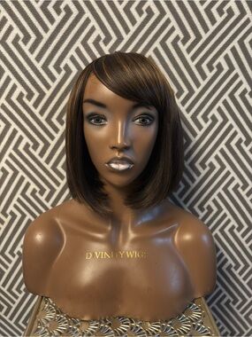 Short Chestnut Brown Bob Wig with Subtle Highlights